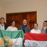Estudiantes de enfermería de una universidad en Paraguay visitan el gabinete de simulación de la Facultad de Medicina